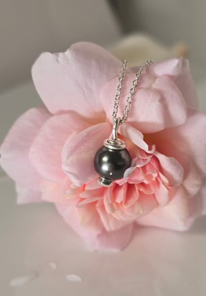 Tahitian Pearl Necklace in silver on pink rose