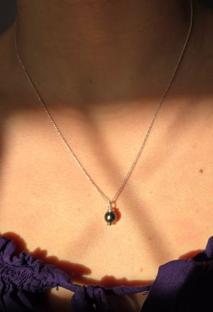 Tahitian Pearl necklace in silver worn on model