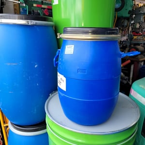 30 LITRE BLUE PLASTIC DRUM WITH LID AND CLAMP. FOOD GRADE. NO STOCK