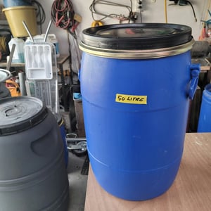50 LITRE BLUE PLASTIC DRUM. SEALED LID WITH STEEL CLAMP. FOOD GRADE.