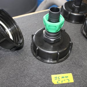 S100 X 8 COARSE THREAD IBC CAP WITH 25MM HOSE CONNECTOR
