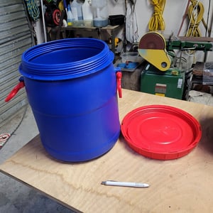 20 LITRE BLUE WITH RED SCREW LID HDPE PLASTIC DRUM. FOOD GRADE.