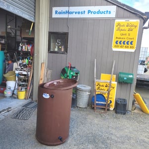WATER BUTT, RAIN BARREL, OR TROUGH. BROWN 220 LITRE WITH FLOAT VALVE AND HOSE END.