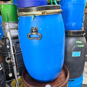 100 LITRE BLUE PLASTIC DRUM. SEALED LID WITH STEEL CLAMP. FOOD GRADE.
