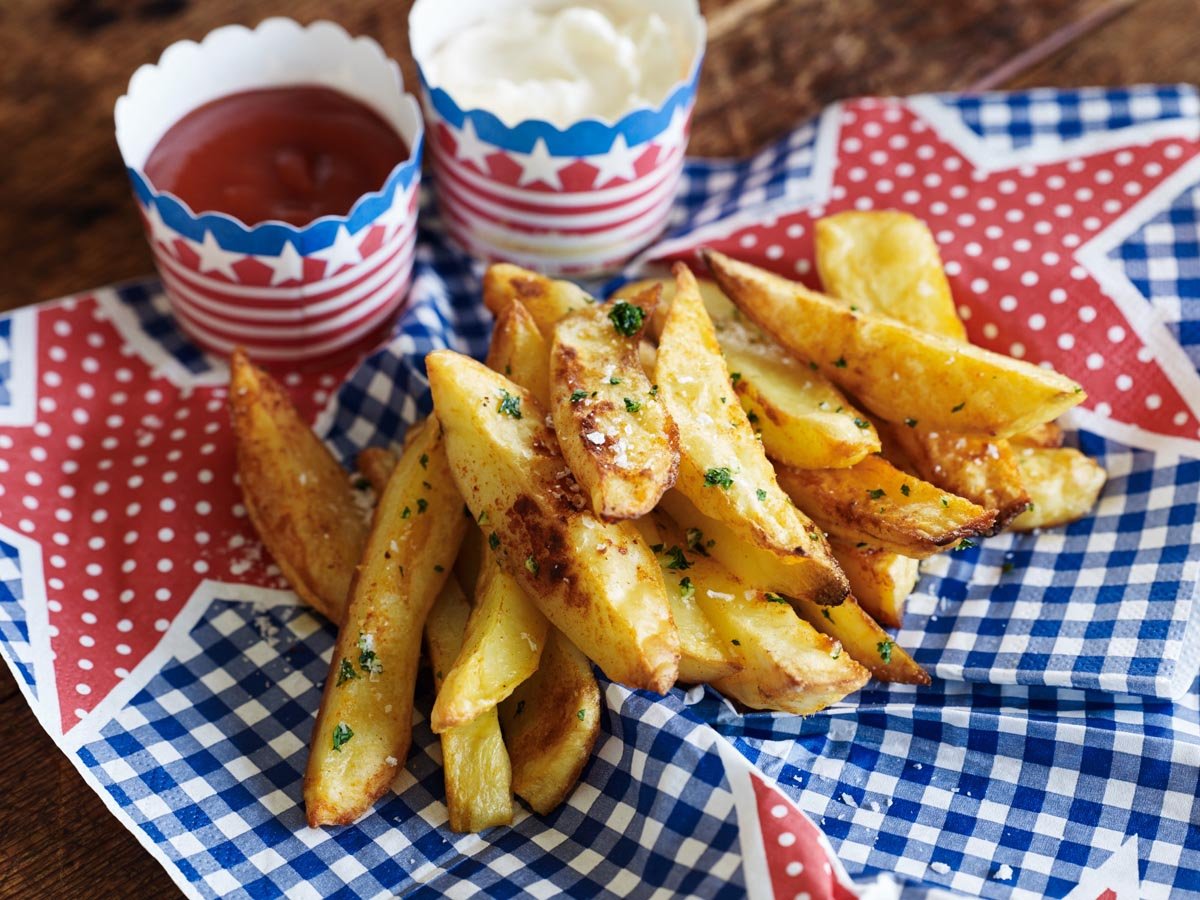 Smoked paprika fries|Oven-baked smoked paprika fries|Smoked paprika fries|Smoked paprika fries & condiments