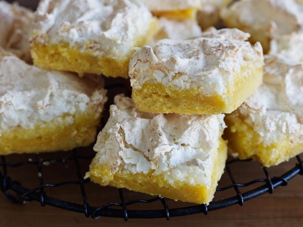 Louise cake with lemon curd