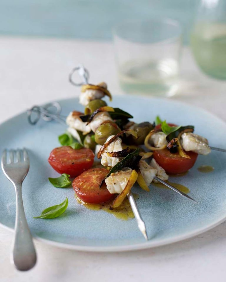 Fish kebabs on warm tomatoes