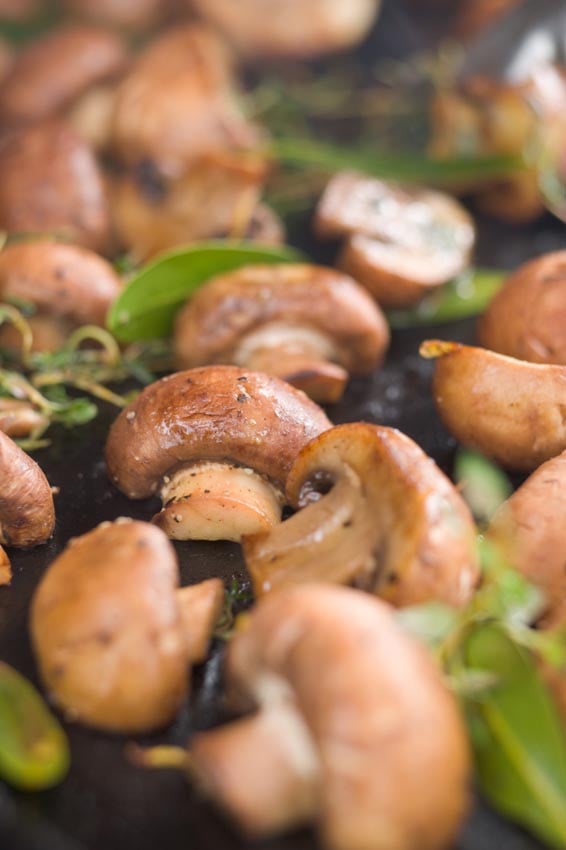 Button mushrooms with thyme
