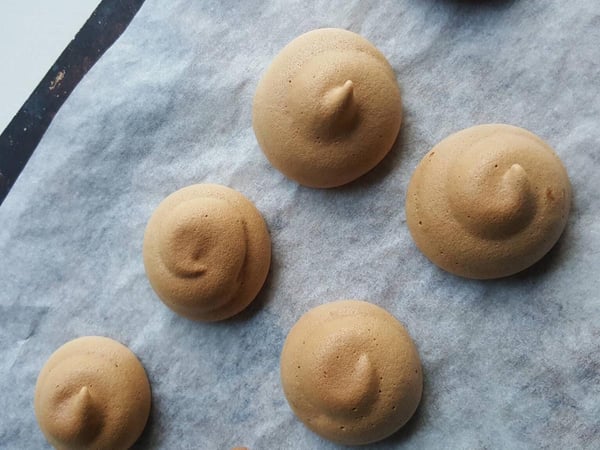 Baked meringues made with aquafaba