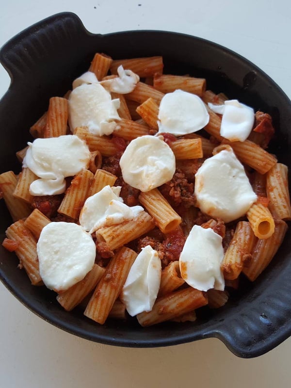 Layering pasta bake with mozzarella
