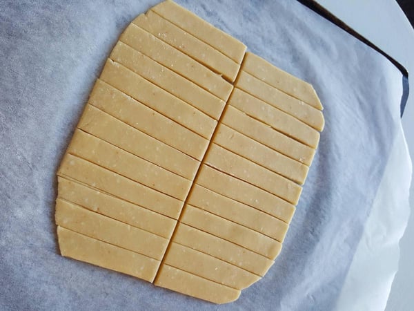 Cutting cheese straws