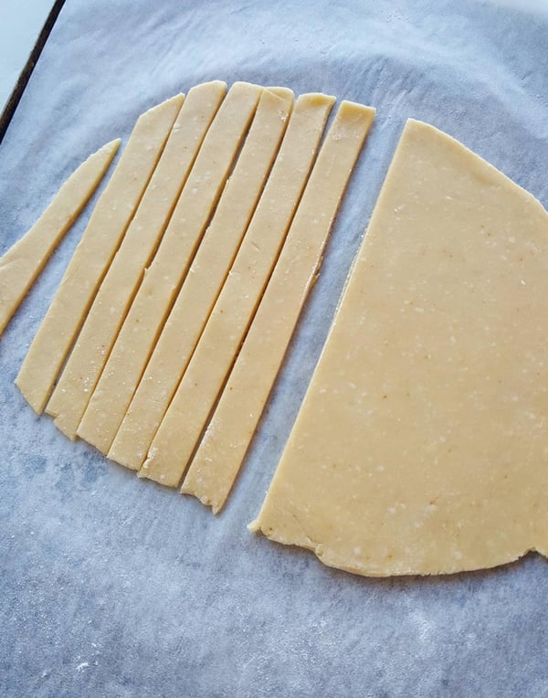 Cutting cheese straws
