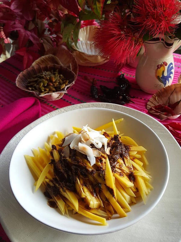 Mango salad with chipotle salsa