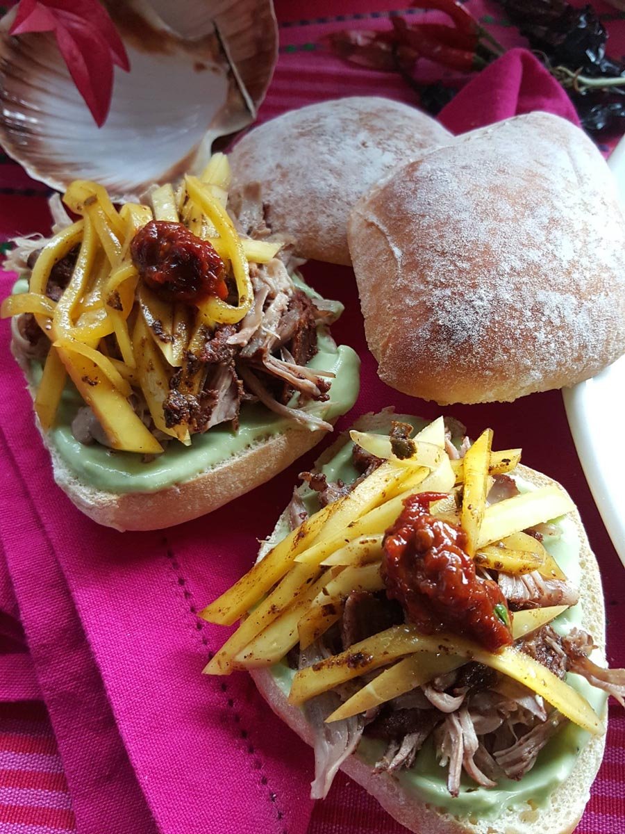 Pulled pork buns with avocado crema LARGE