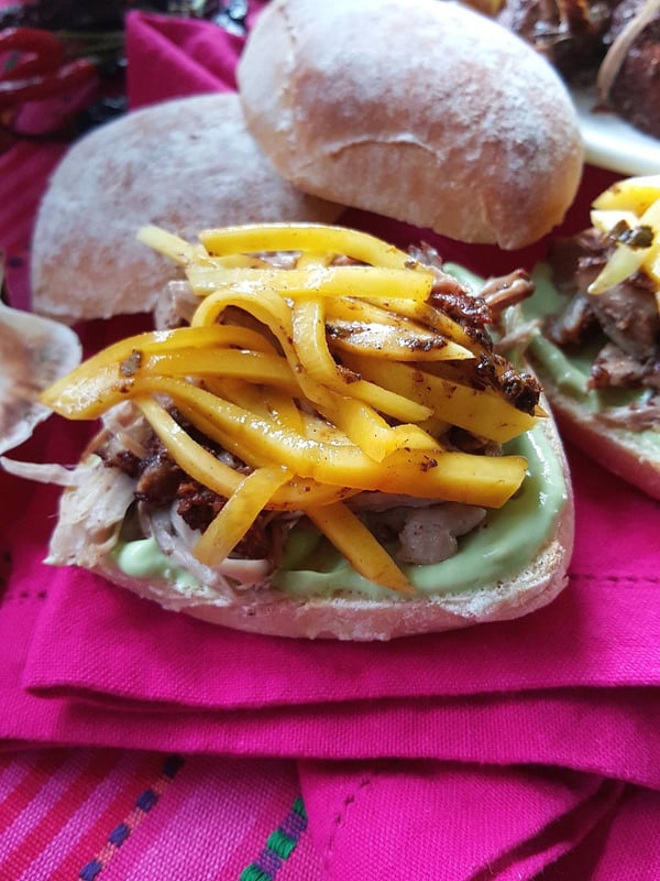 Pulled pork buns with avocado crema LARGE