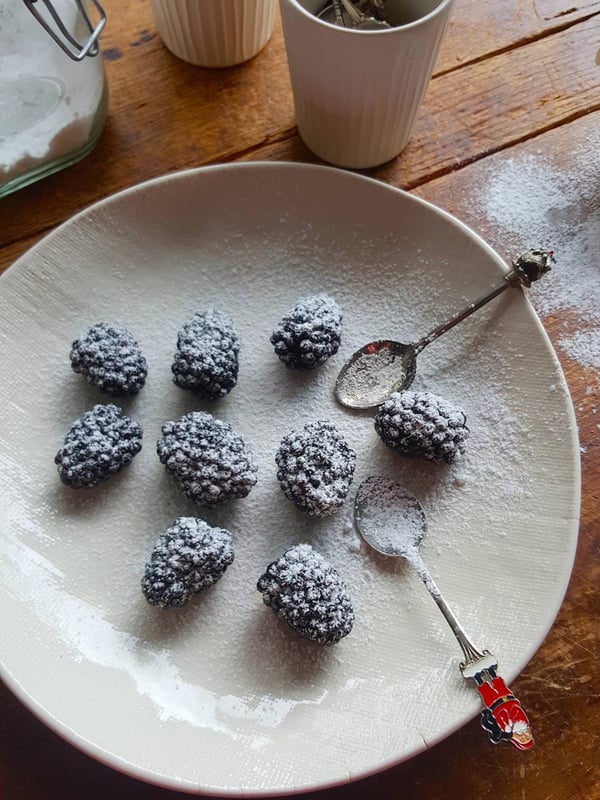Build a plate of berries 1