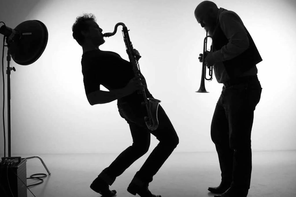 hopetoun-brown performing Waiheke Island