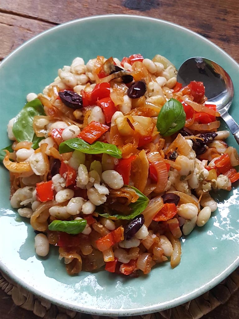 Sweet onion & pepper topping for Niçoise beans