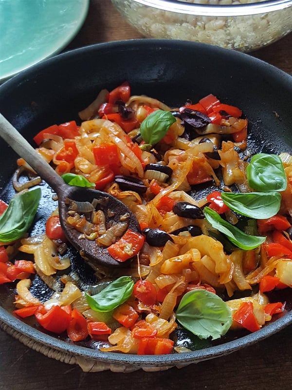 Niçoise beans – a versatile lunch or dinner dish|Sweet onion & pepper topping for Niçoise beans