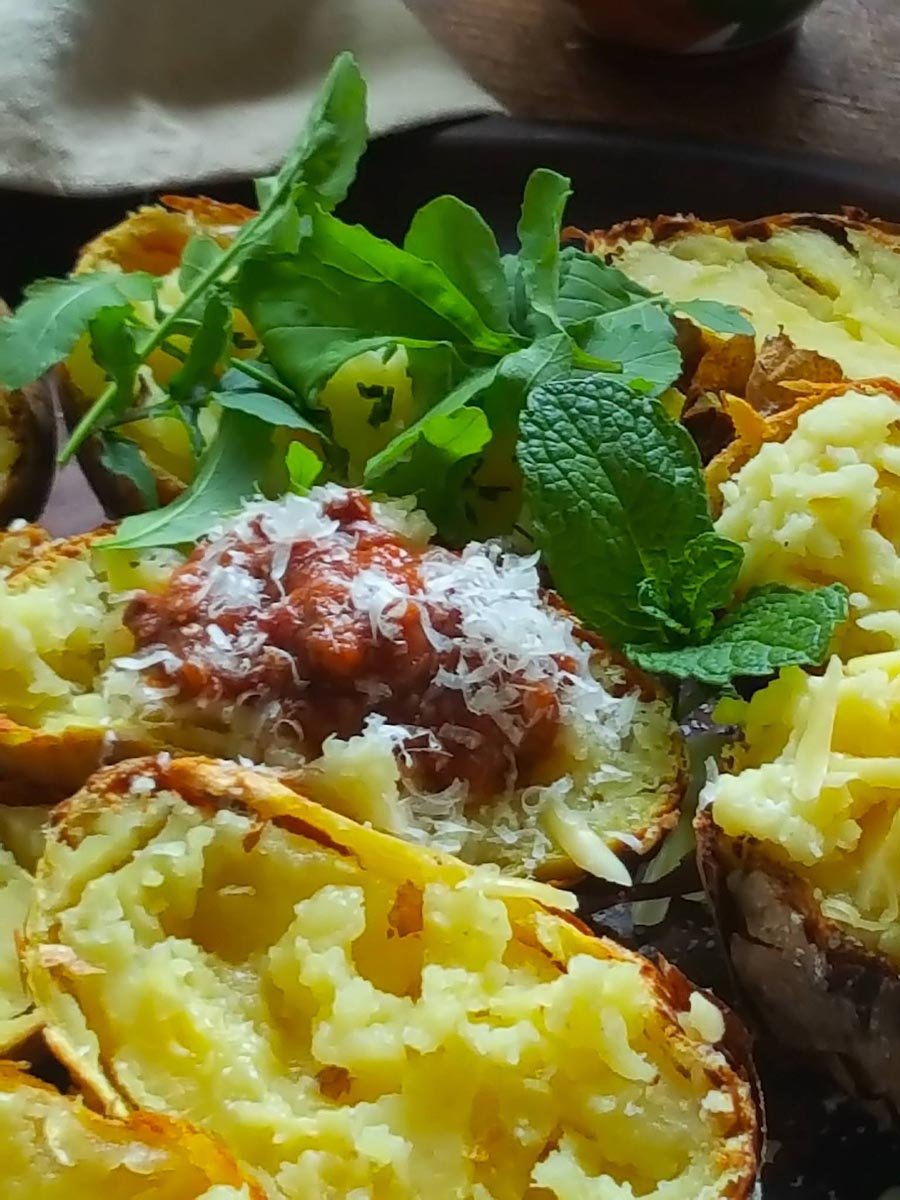 Jacket-baked potatoes with Bolognese sauce & rocket