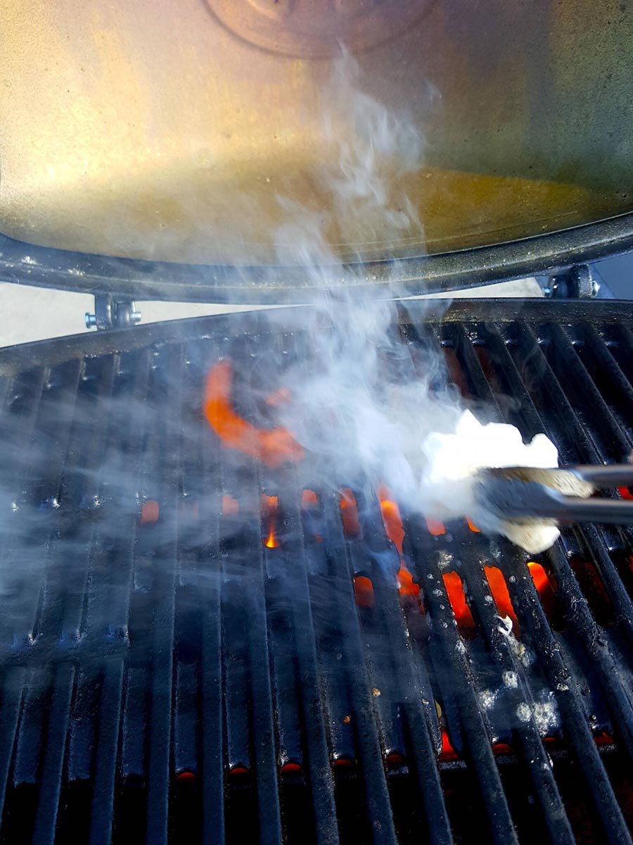 Cleaning a barbecue