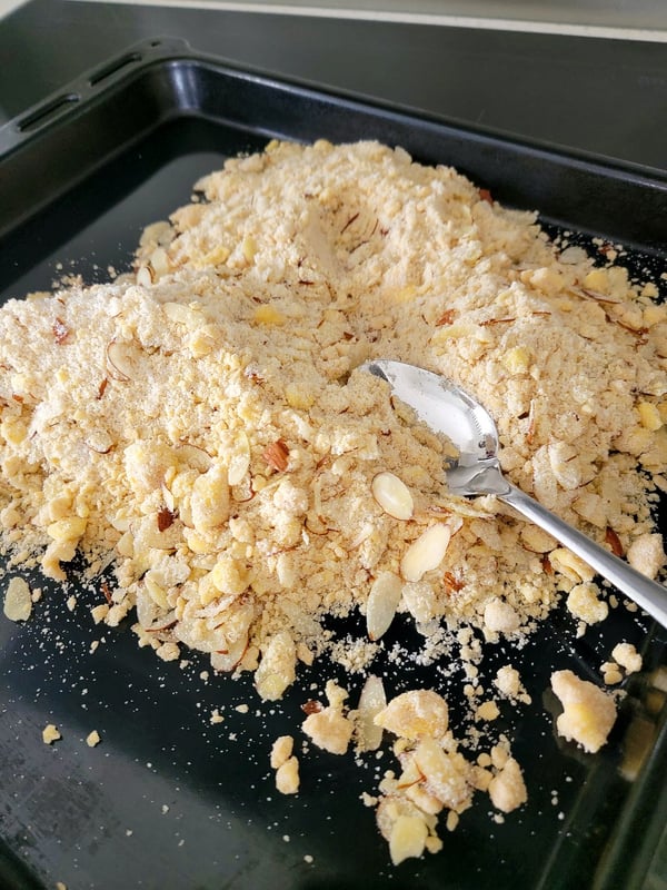 Grilled peaches with almond crumble