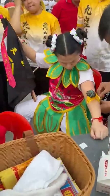 Capturing the beauty of Chinese deity culture through visual storytelling