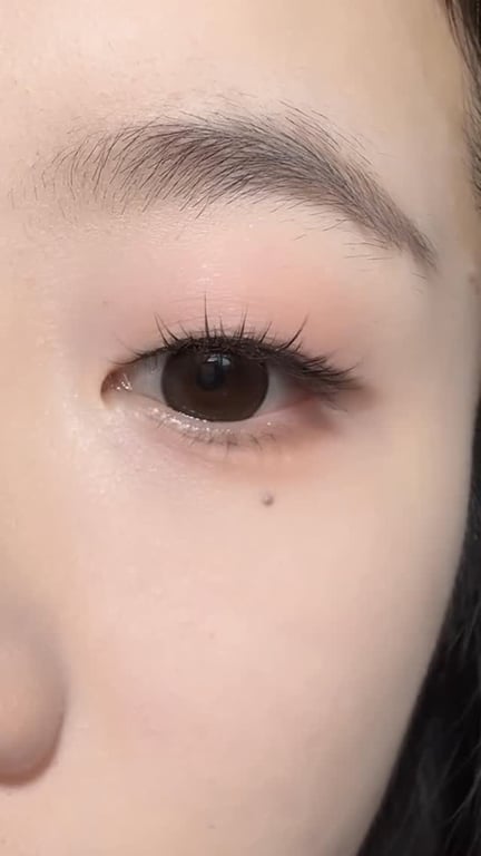 单肿眼皮有救了！不贴双眼皮贴，只靠眼影画法加上贴对假睫毛就能撑出天然双眼皮褶皱，手把手教你眼影怎么画才能消肿制造假深邃、睫毛贴在哪里选什么梗才能把眼皮撑起来，专治眼皮压睫毛越画越肿贴完睫毛反而更塌，全程无废话，单肿眼姐妹直接抄作业。