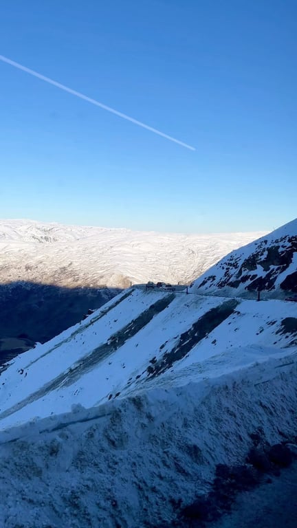 紐西蘭Cardrona雪場下山路上的美景