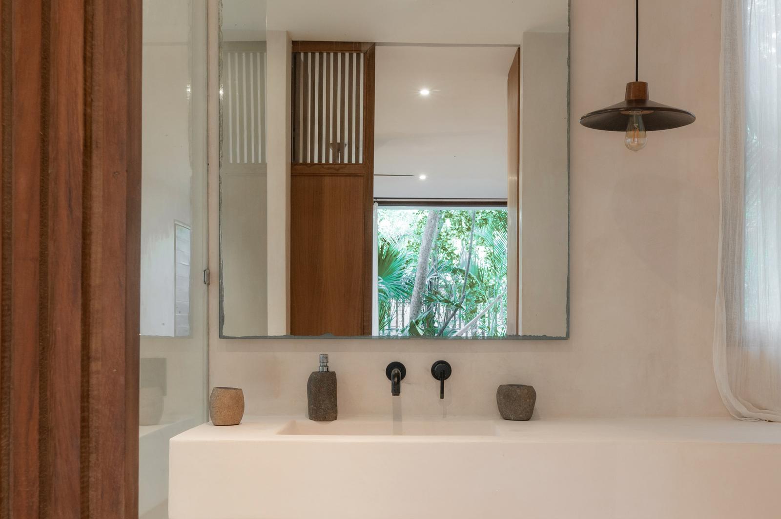 Bathroom with a window onto the jungle