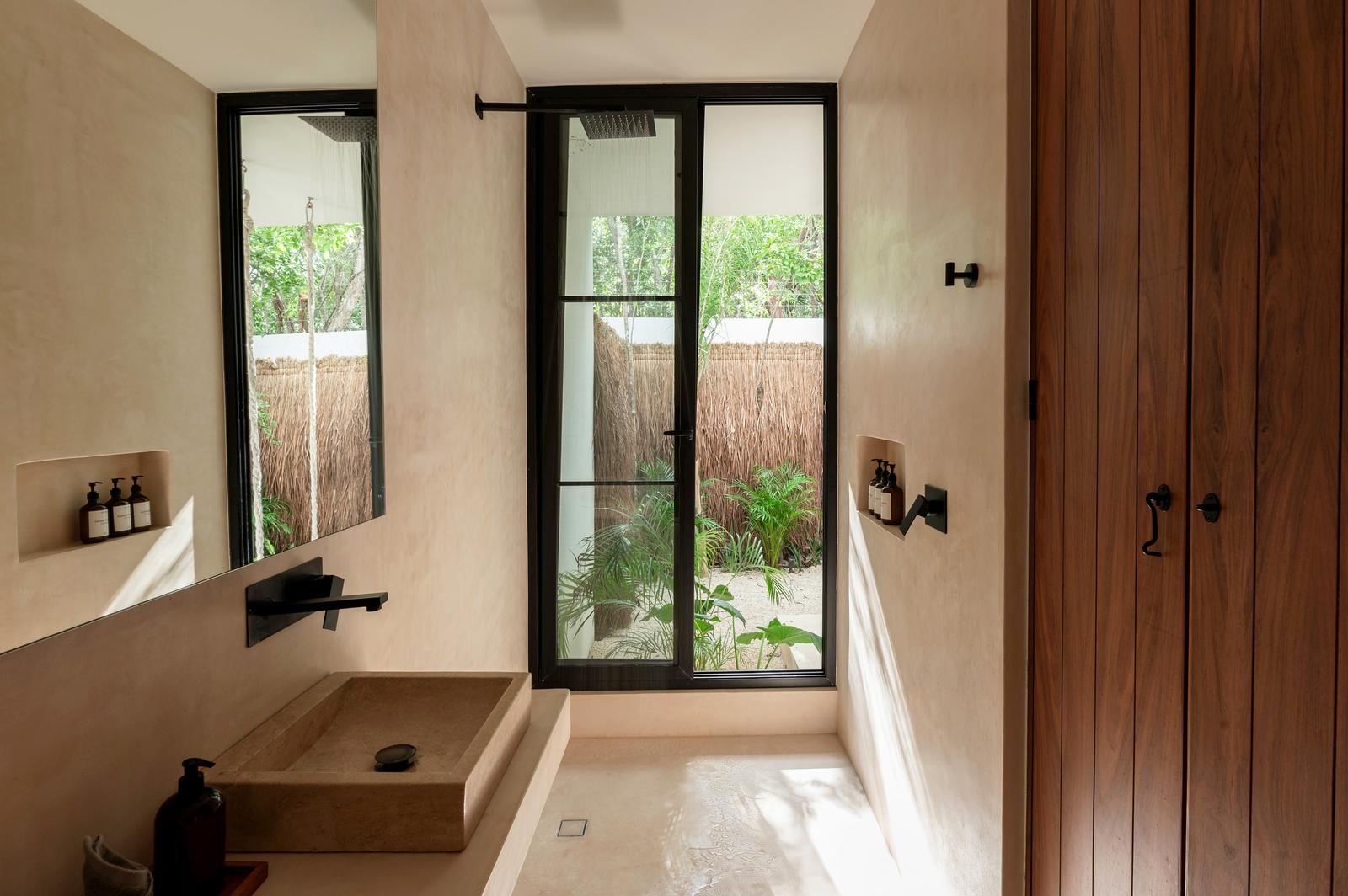 Basin and mirror in one of the en-suites