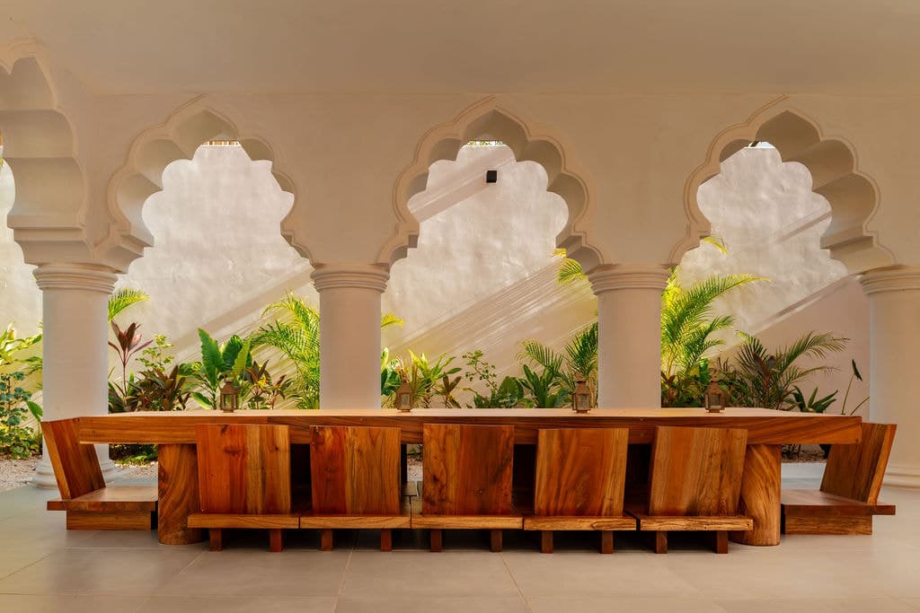 Arched niches above a built-in bench