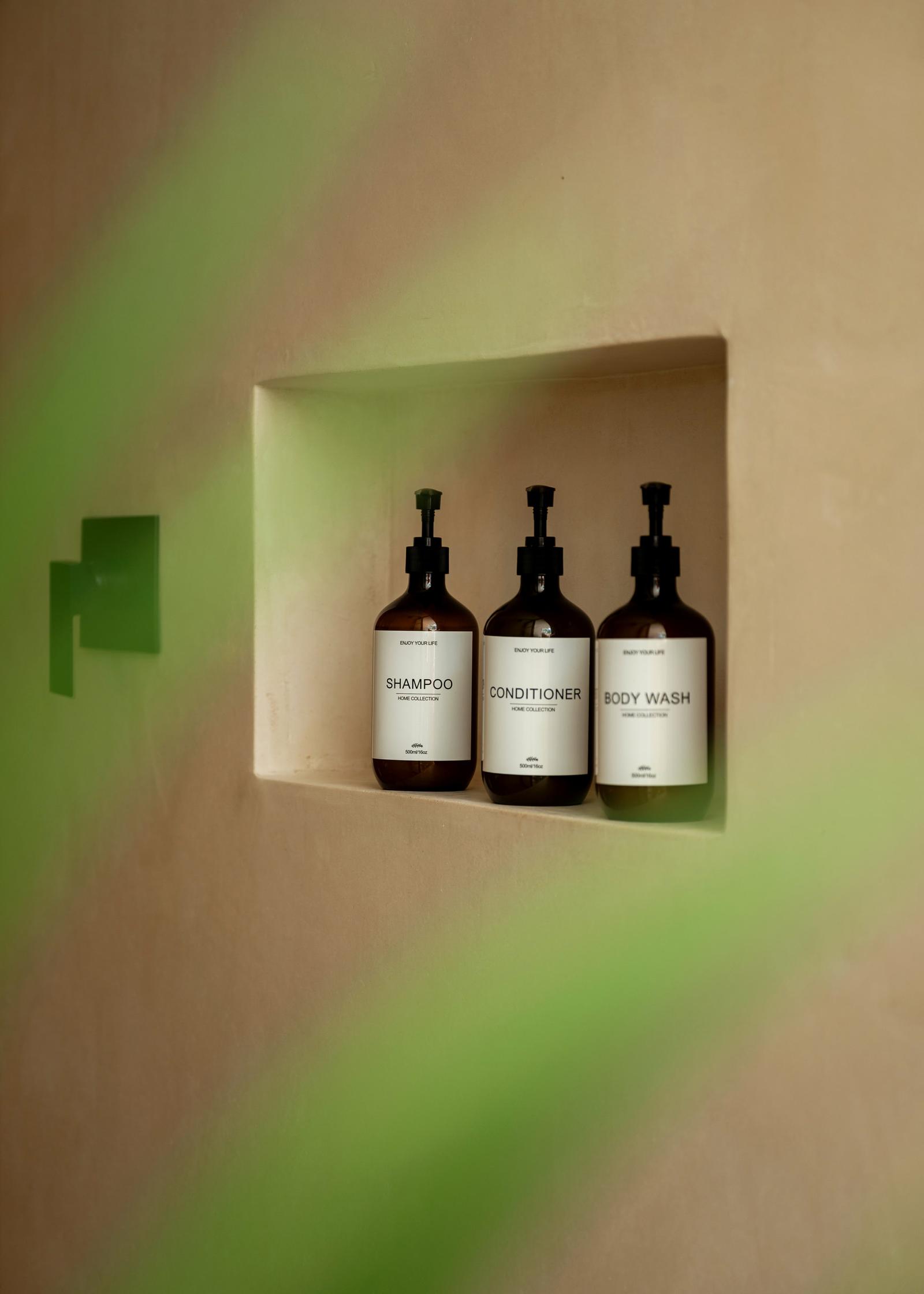 Bathroom amenities in a wall niche