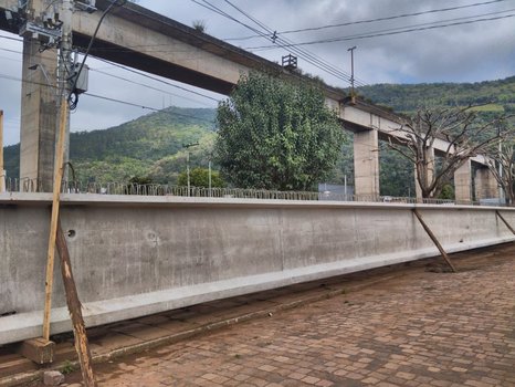 Vigas pesando 20 toneladas são transportadas de Erechim para Muçum (Foto: Alício de Assunção) Vigas pesando 20 toneladas são transportadas de Erechim para Muçum (Foto: Alício de Assunção)