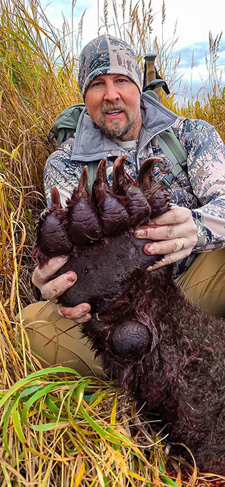 080822_Ryan Strange-BrownBear-AK-GD-PL_paw color