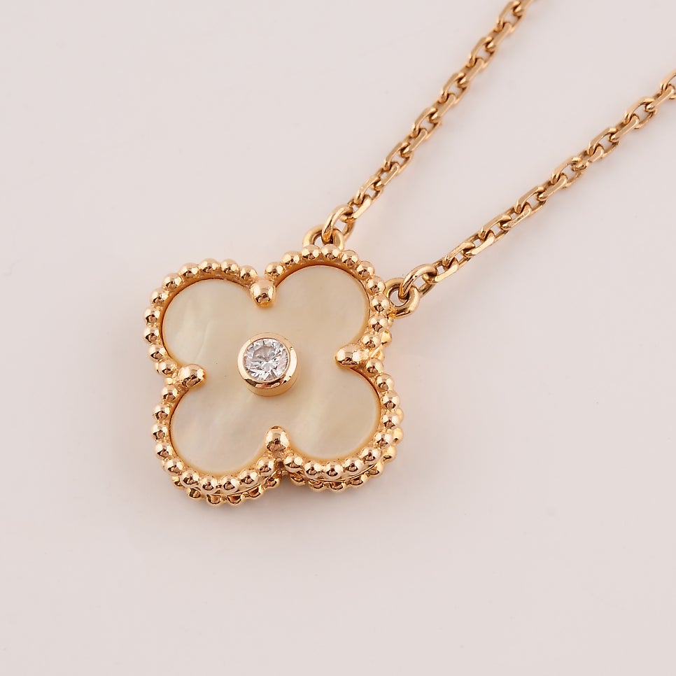 반클리프 아펠 알함브라 2018 홀리데이 빈티지 네크리스 찾고있어요