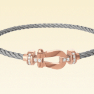 심플 룩에 포인트