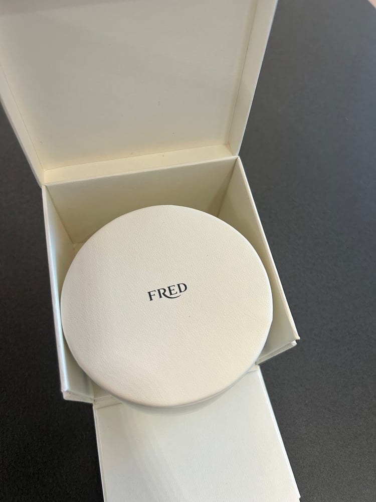 프레드귀걸이 새상품급 100만원저렴하게 구매!