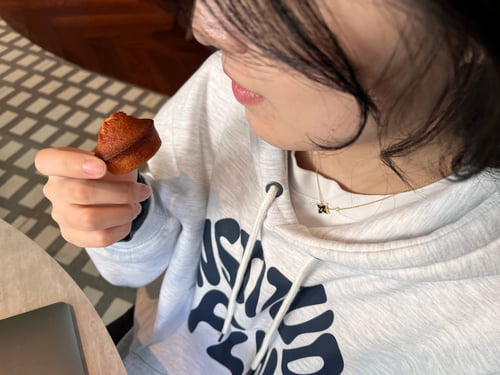 캐쥬얼 룩에도 잘 어울리는 루이비통 블라썸 네크리스