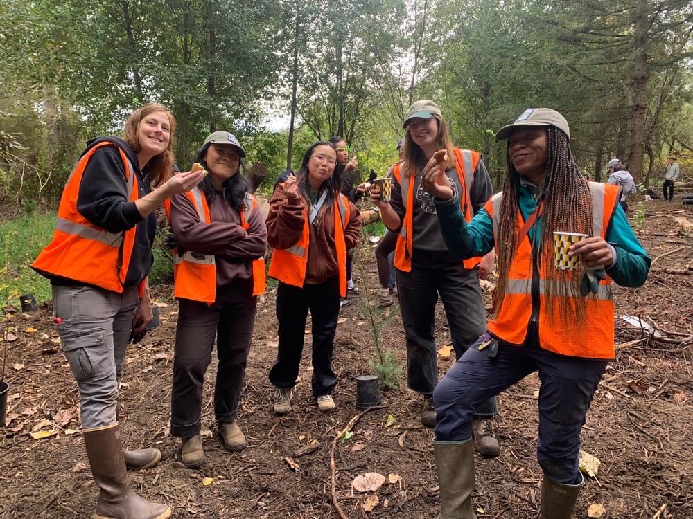 Coordinadores con voluntarios del programa en GreenWay Trust - Forest Stewarships - Washington protección de la naturaleza y el medio ambiente.
