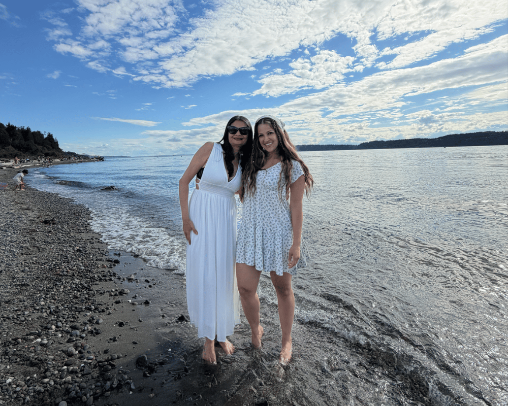 Marjorie Villanueva y Katherina Jaimes de pie orilla playa
