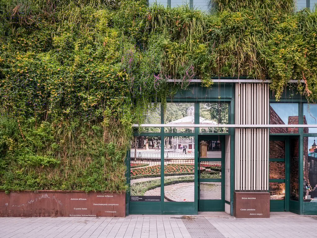 Entrada principal del Palacio Europa, sede de la gala inaugural de Afrikaldia 2025