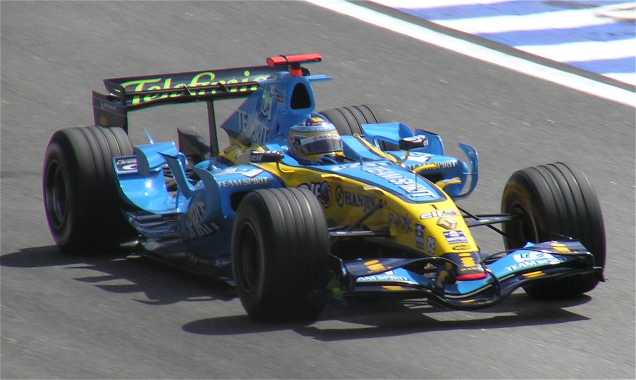 Fernando Alonso en Interlagos con el Renault R26 en una imagen de archivo