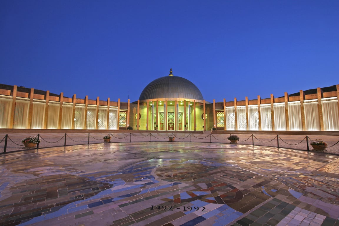 Fachada y plaza exterior del Palacio de Congresos Fibes de Sevilla, sede del congreso