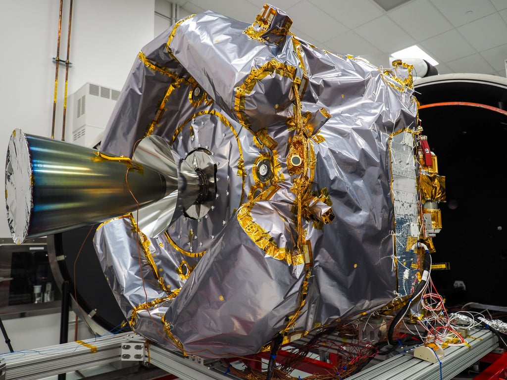 Nave de la misión ESCAPADE en sala limpia antes de su envío a operaciones previas al lanzamiento