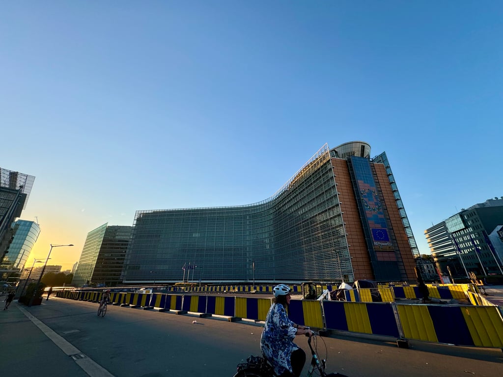 Fachada del edificio Berlaymont de la Comisión Europea, sede donde se discuten ajustes del AI Act