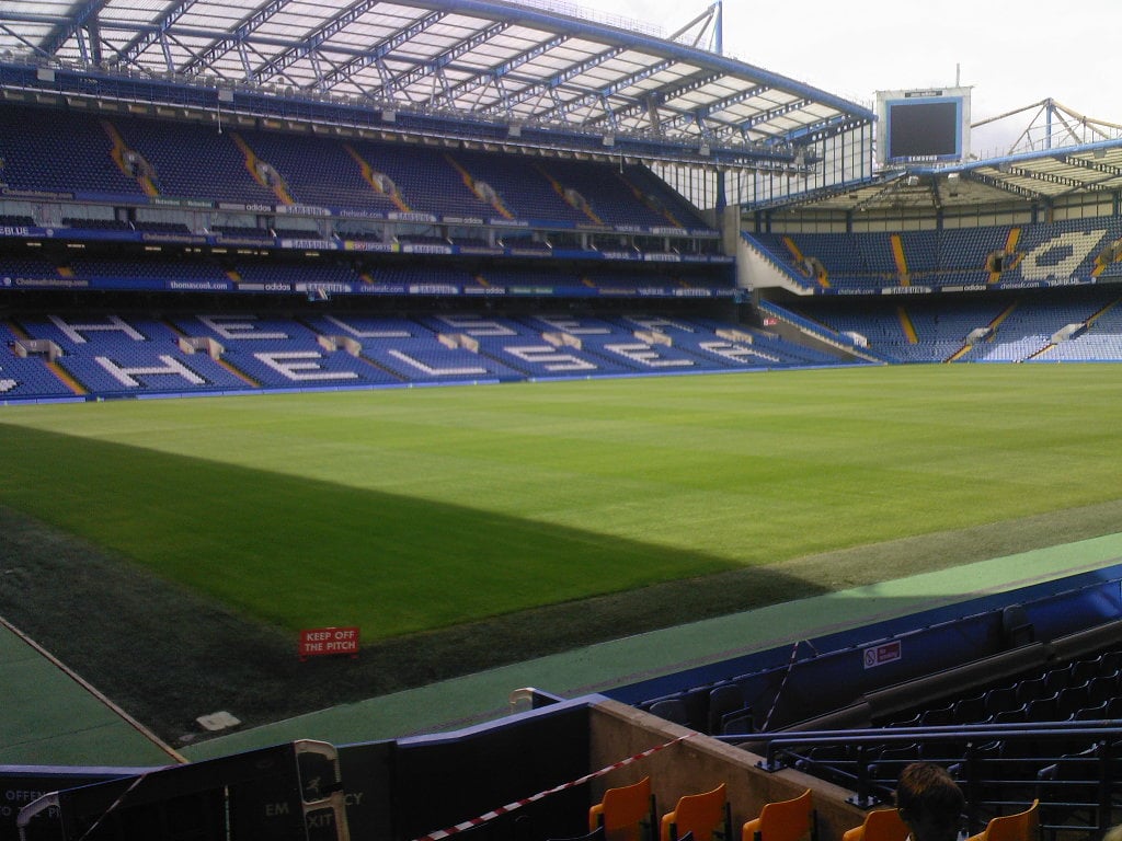 Vista del estadio de Stamford Bridge vacío antes del Chelsea–Barcelona