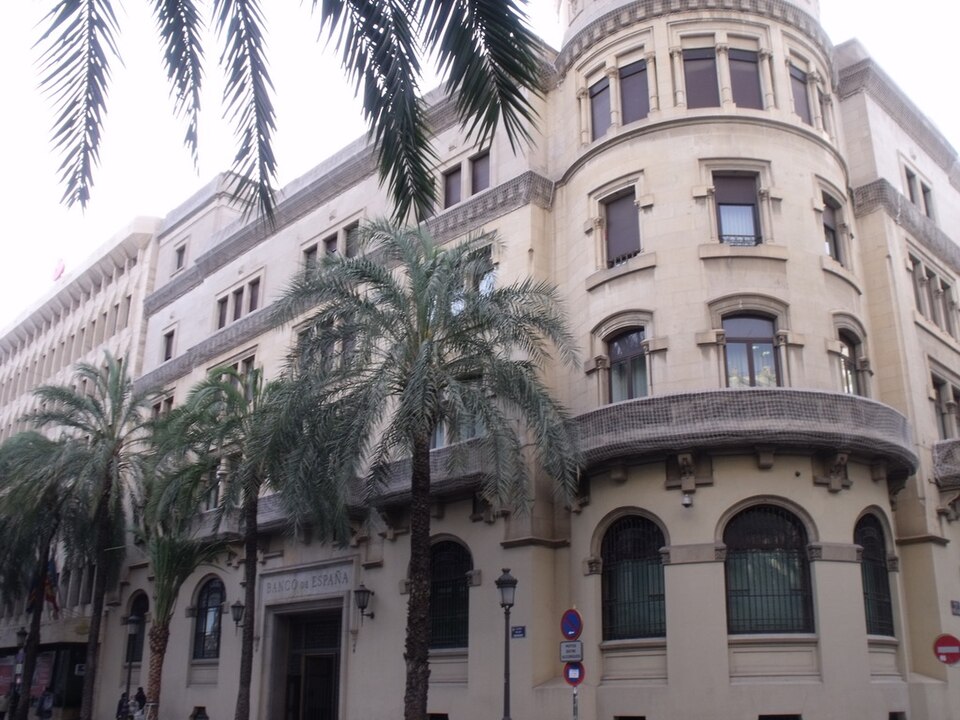 Fachada de la sucursal del Banco de España en València donde se abre el piloto de orientación financiera