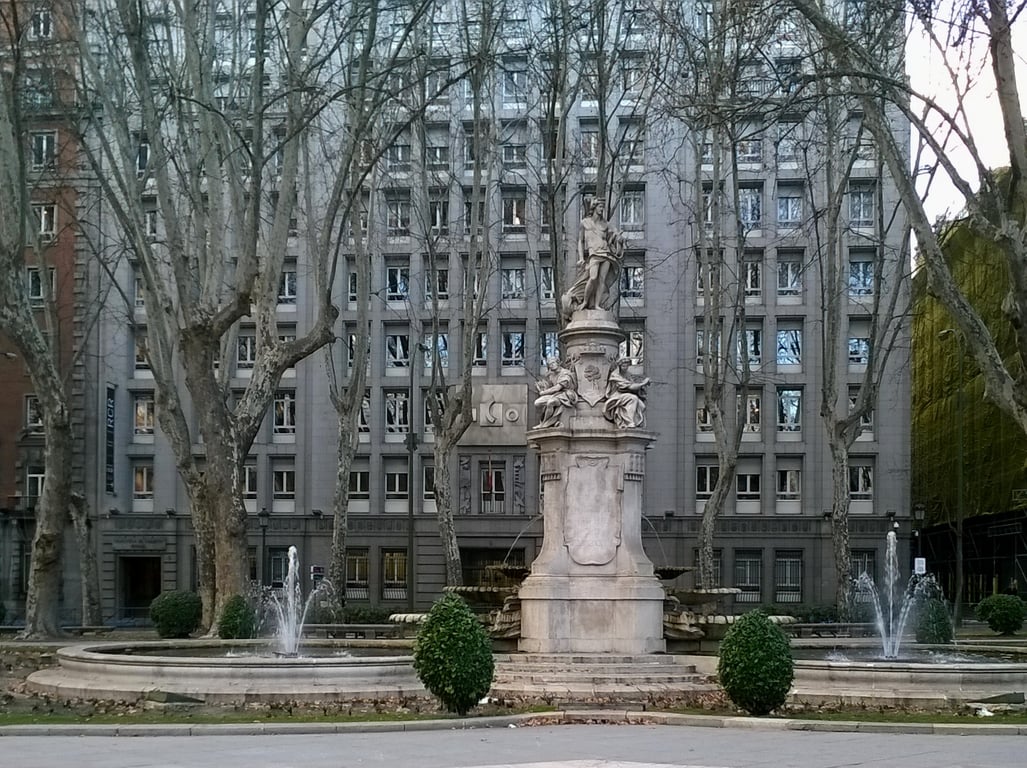 Fachada del Instituto de Crédito Oficial en el Paseo del Prado, Madrid
