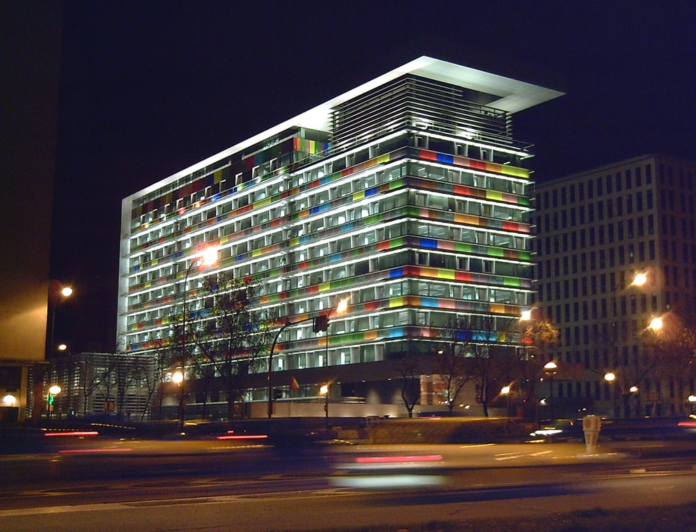 Sede del Instituto Nacional de Estadística en Madrid, iluminada de noche